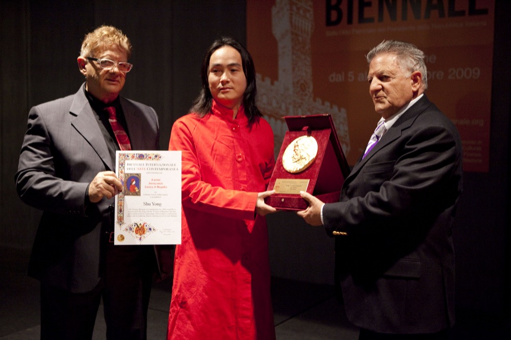 Shu Yong receiving the 'Lorenzo il Magnifico' Lifetime Achievement Award